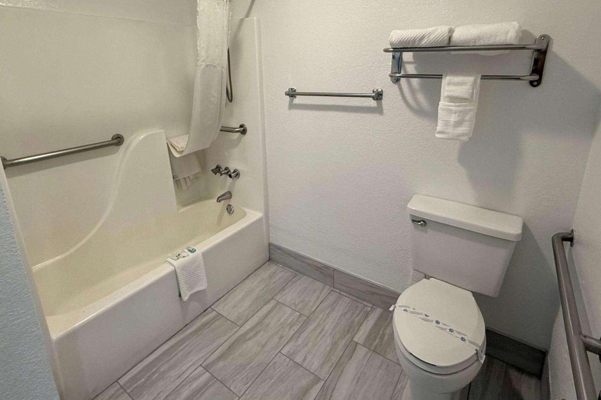 Days Inn By Wyndham Eglin Afb Niceville Exterior photo