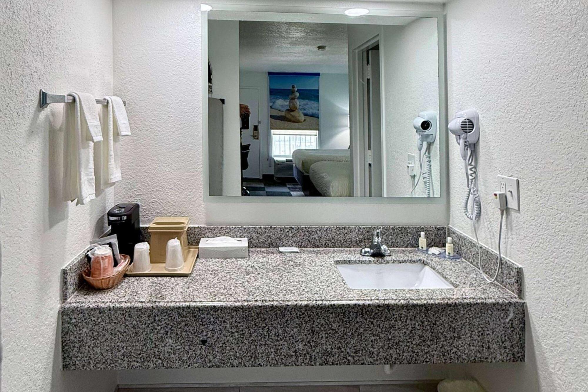 Days Inn By Wyndham Eglin Afb Niceville Exterior photo